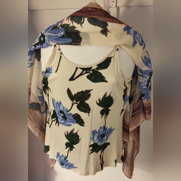 Flowy Overlay Flower Blouse - Picture 6 of 7